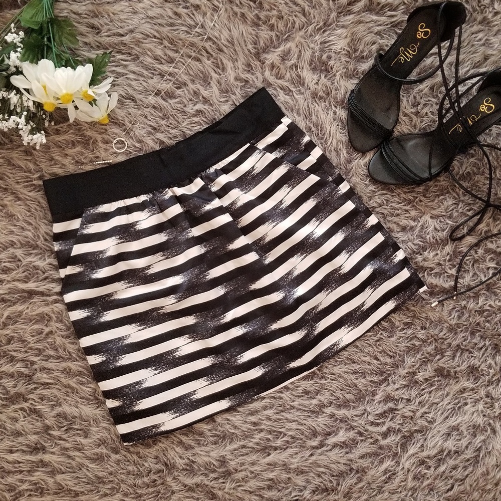 Gap Black & White Patterned Skirt w/ Zip Up Back